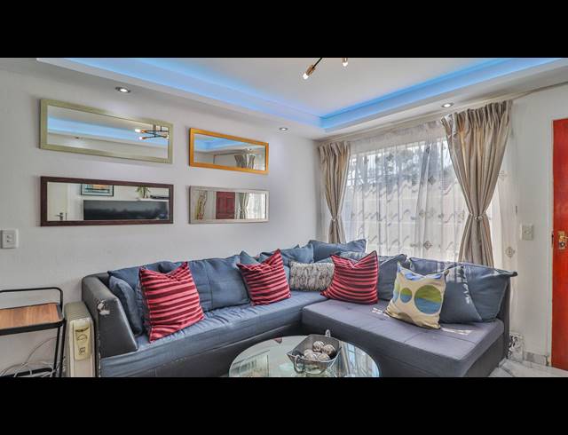 2 BEDROOM TOWNHOUSE FOR SALE IN MAGALIESBERG COUNTRY ESTATE